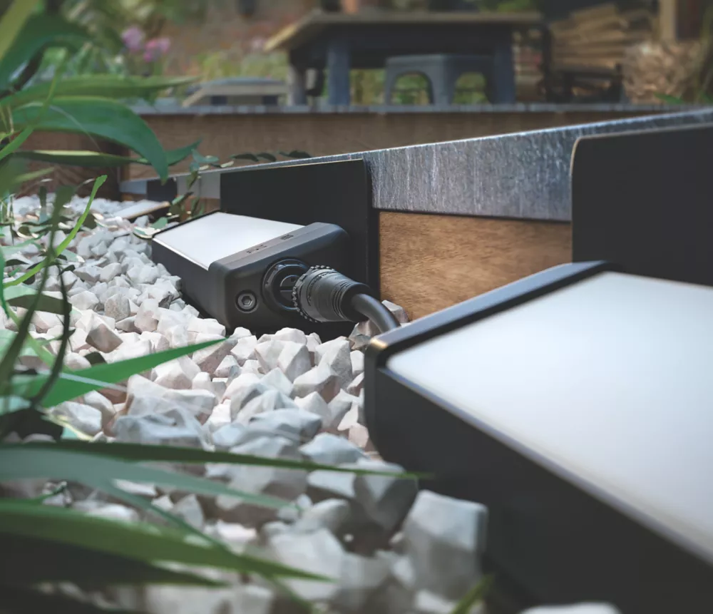 Philips Hue Amarant Outdoor LED Linear Wall Light Black 20W 1200lm - Image 4