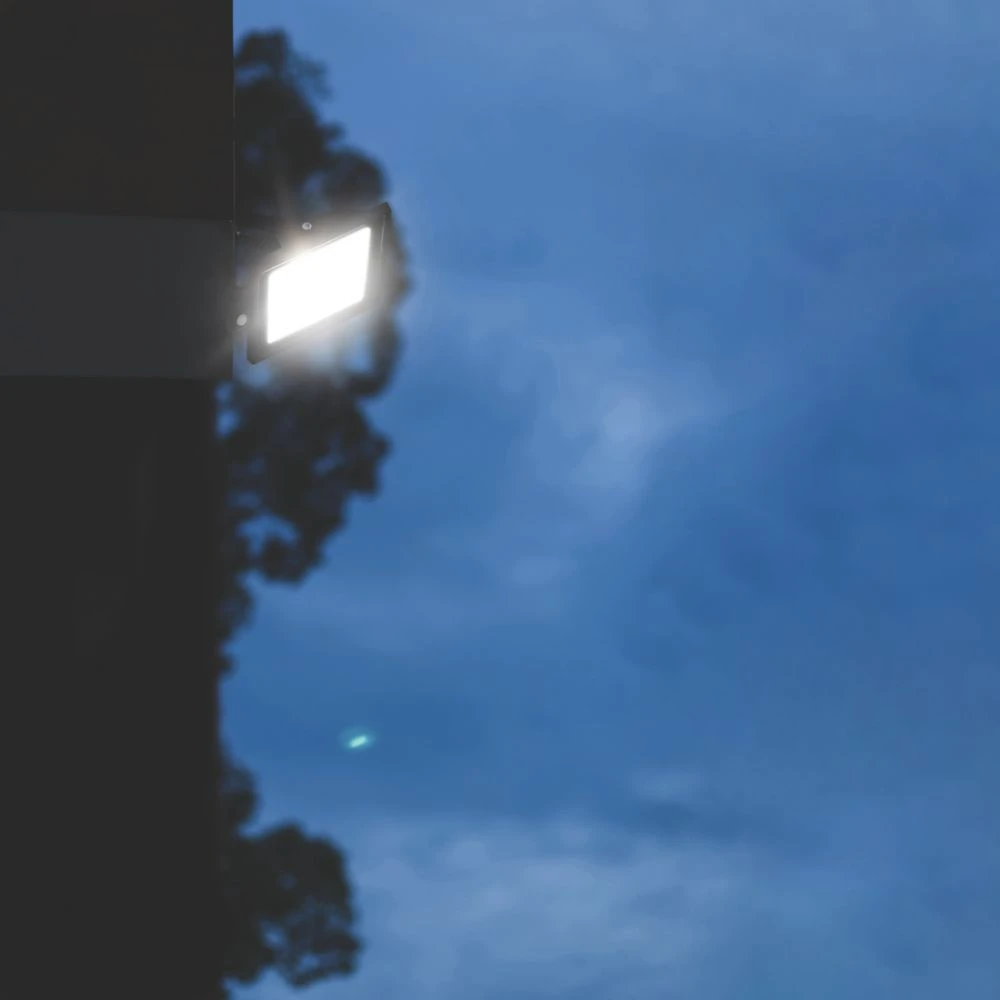 4lite Advantage Outdoor LED Floodlight With PIR Sensor Black 30W 2550lm - Image 4